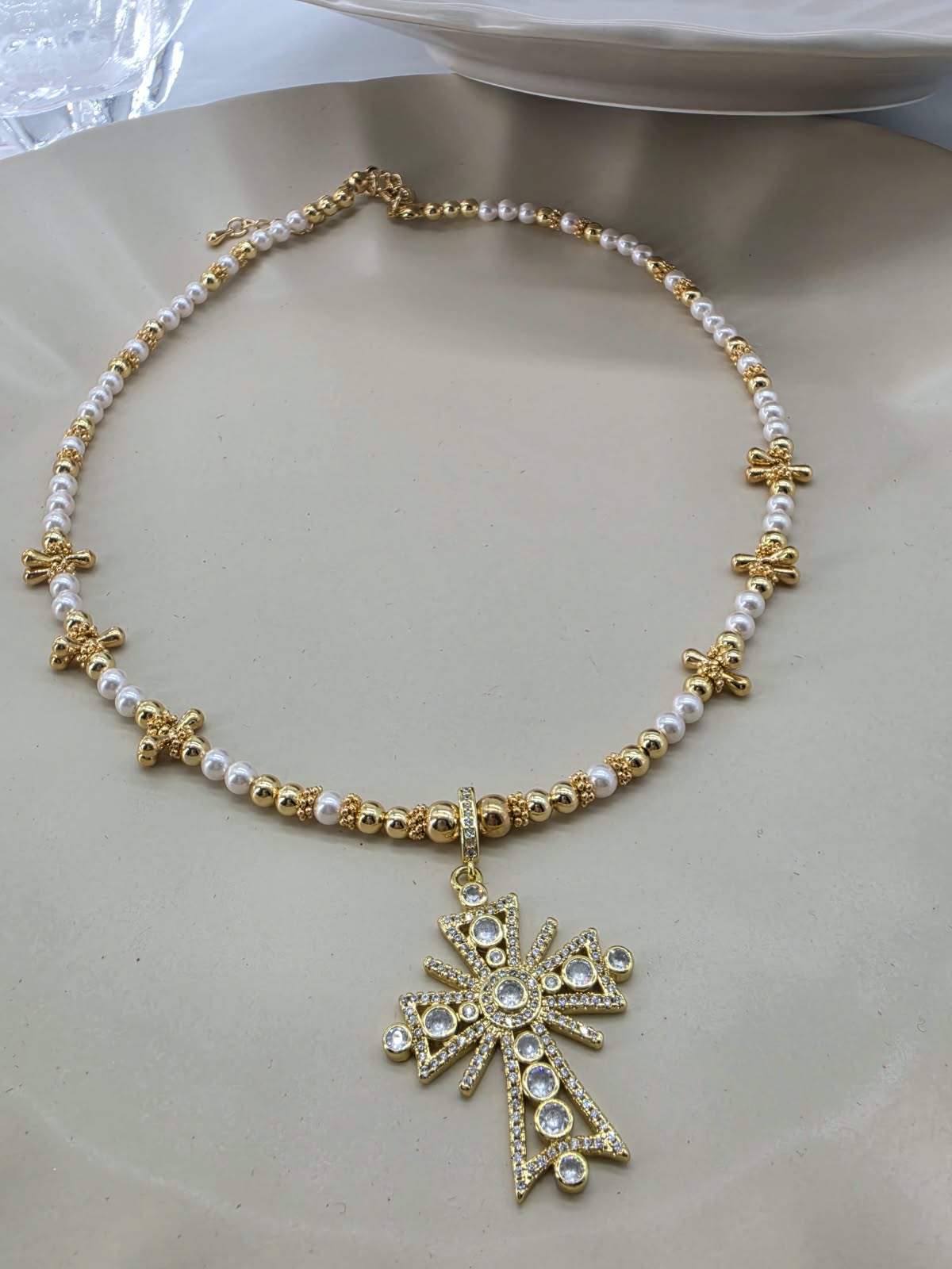 Collar dije cruz, perlas naturales.