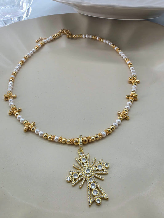 Collar dije cruz, perlas naturales.