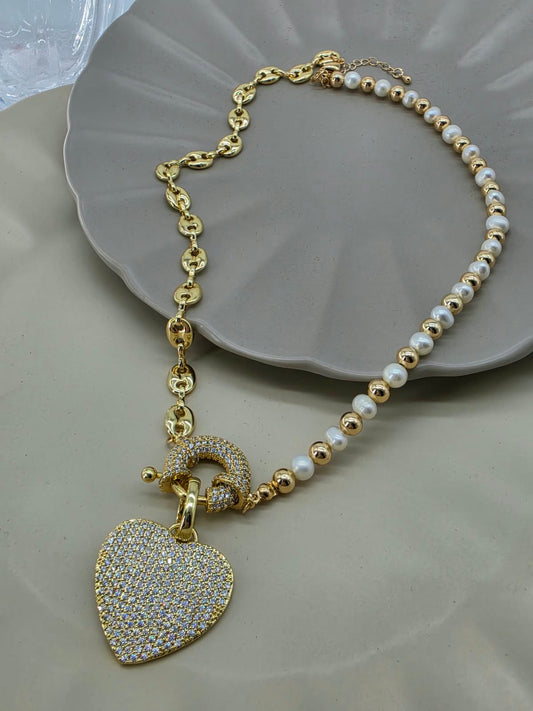 Collar dije corazón, mitad cadena botones y mitad perlas.