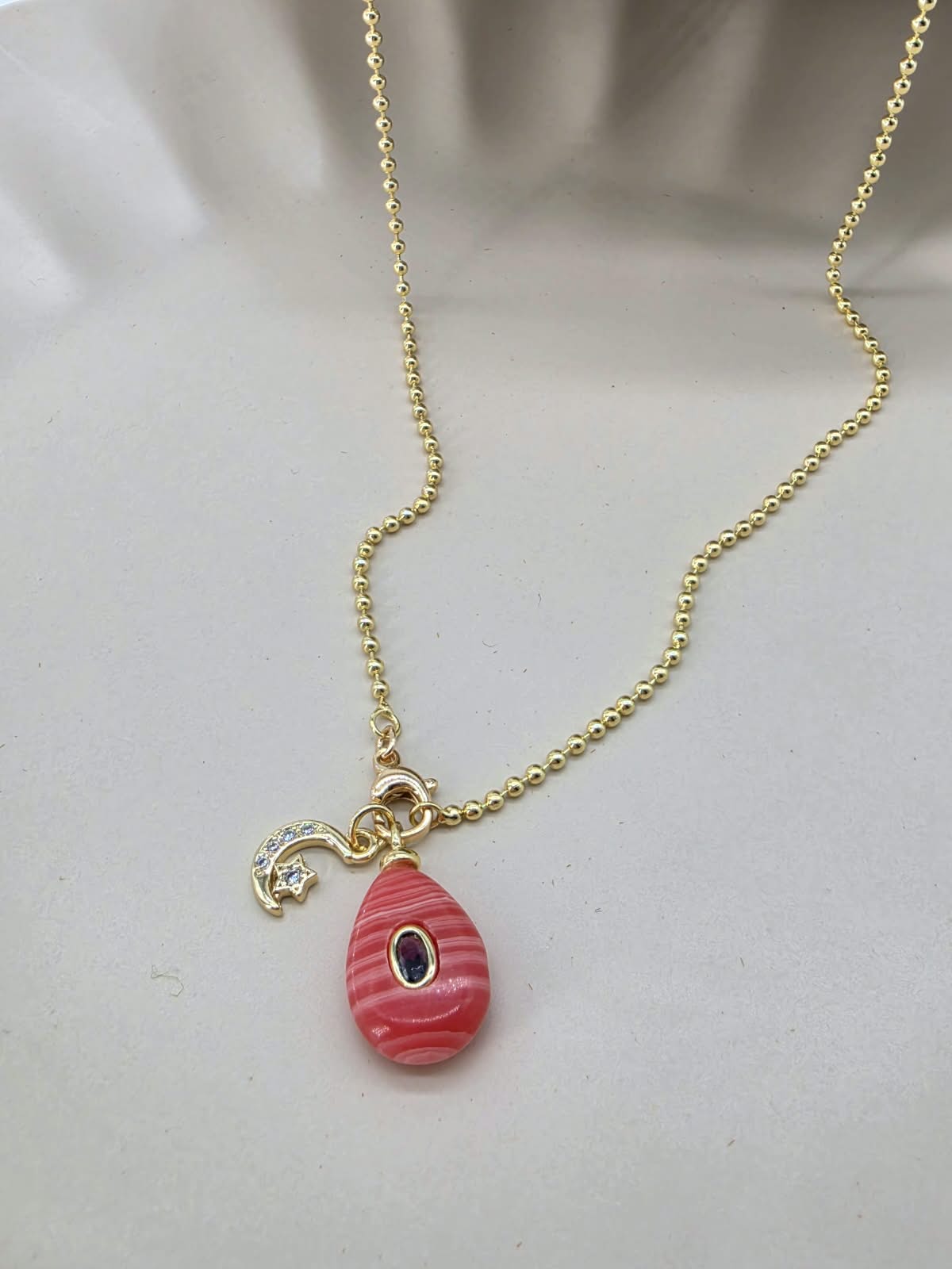 Collar dije piedra natural rosa.