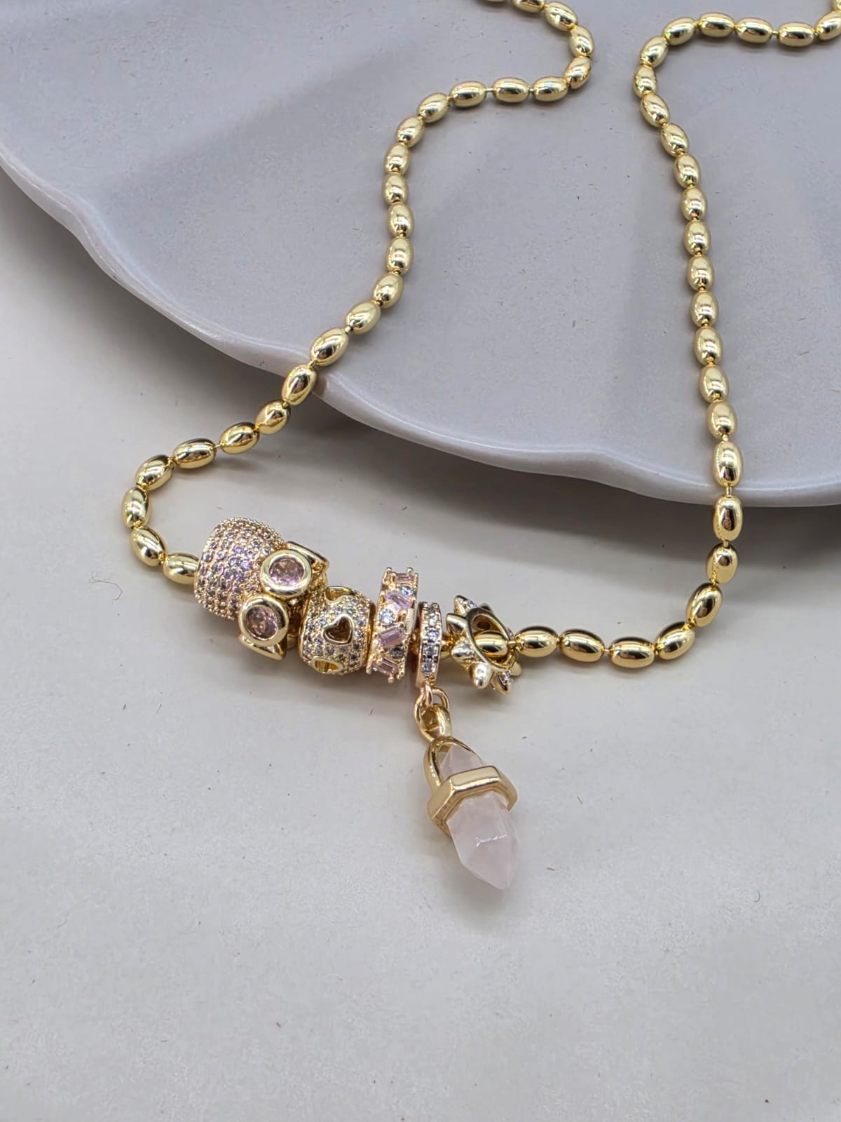 Collar varios dijes, cuarzo rosa.
