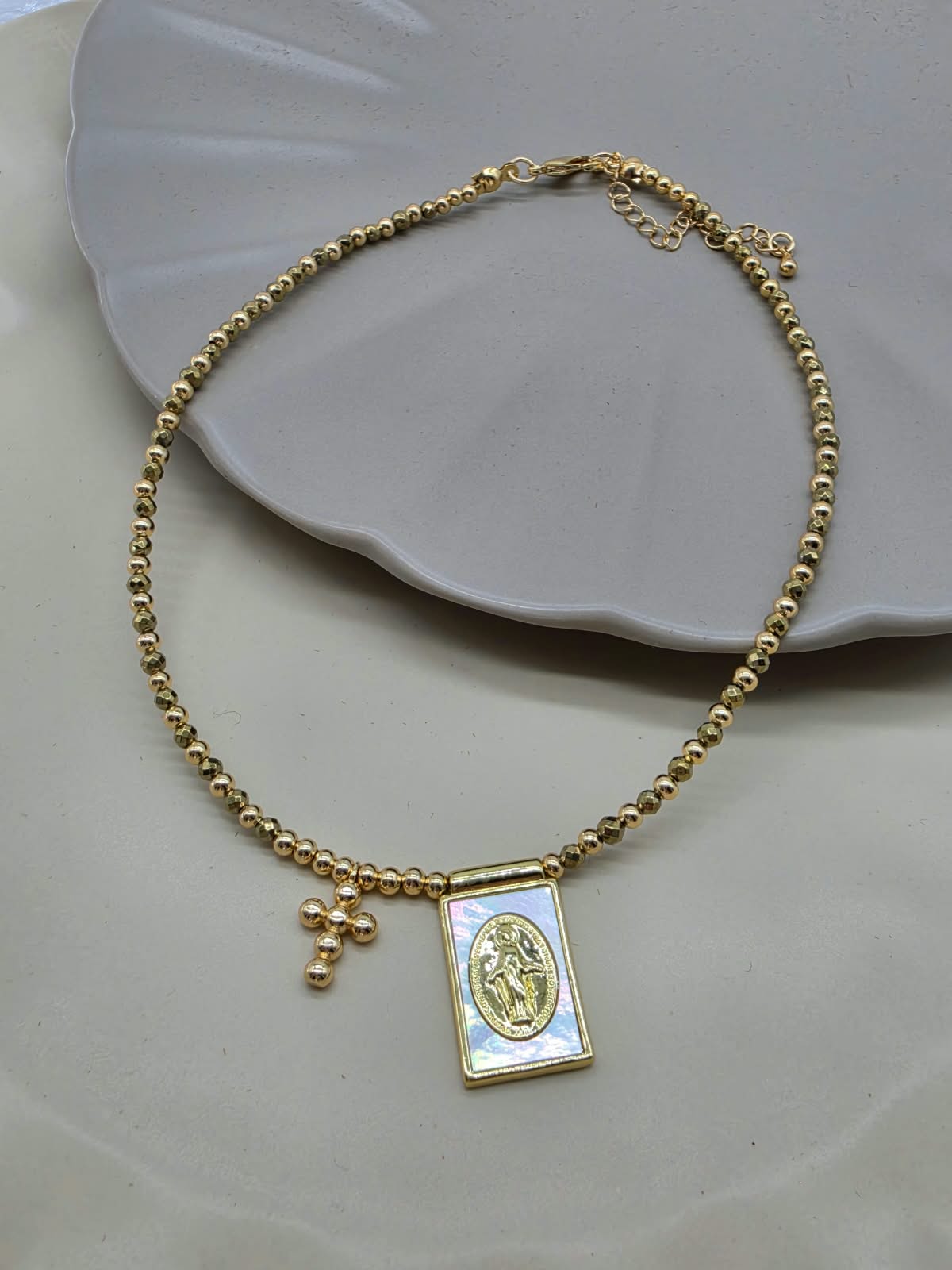 Collar escapulario madre perla ematita dorada.