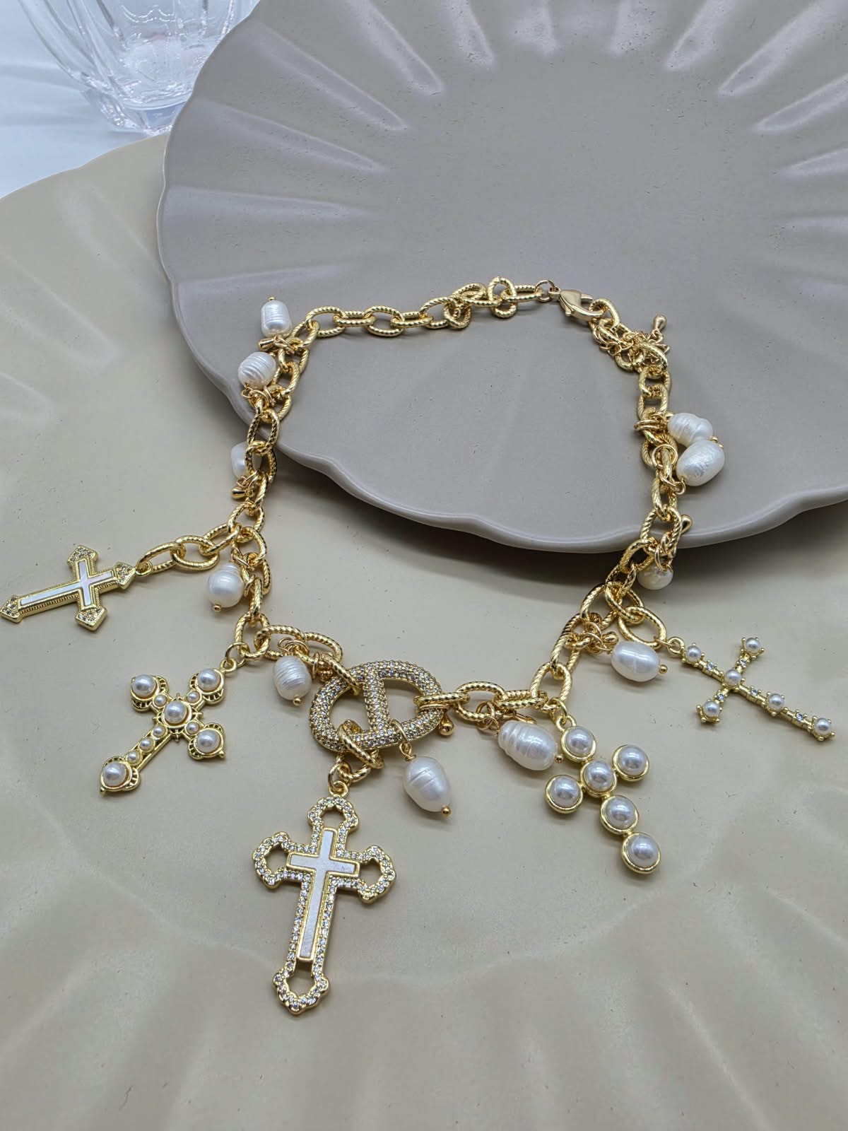 Collar multicruces perlas.