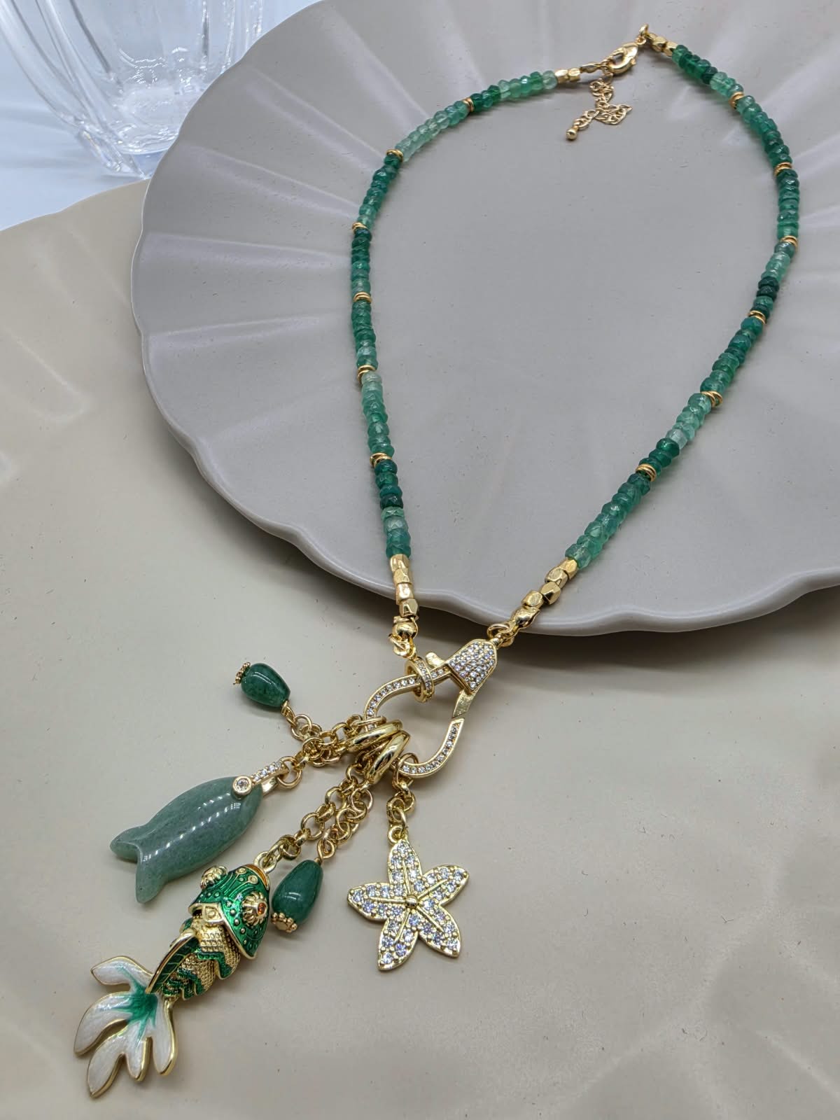 Collar jade verde dijes pescado.