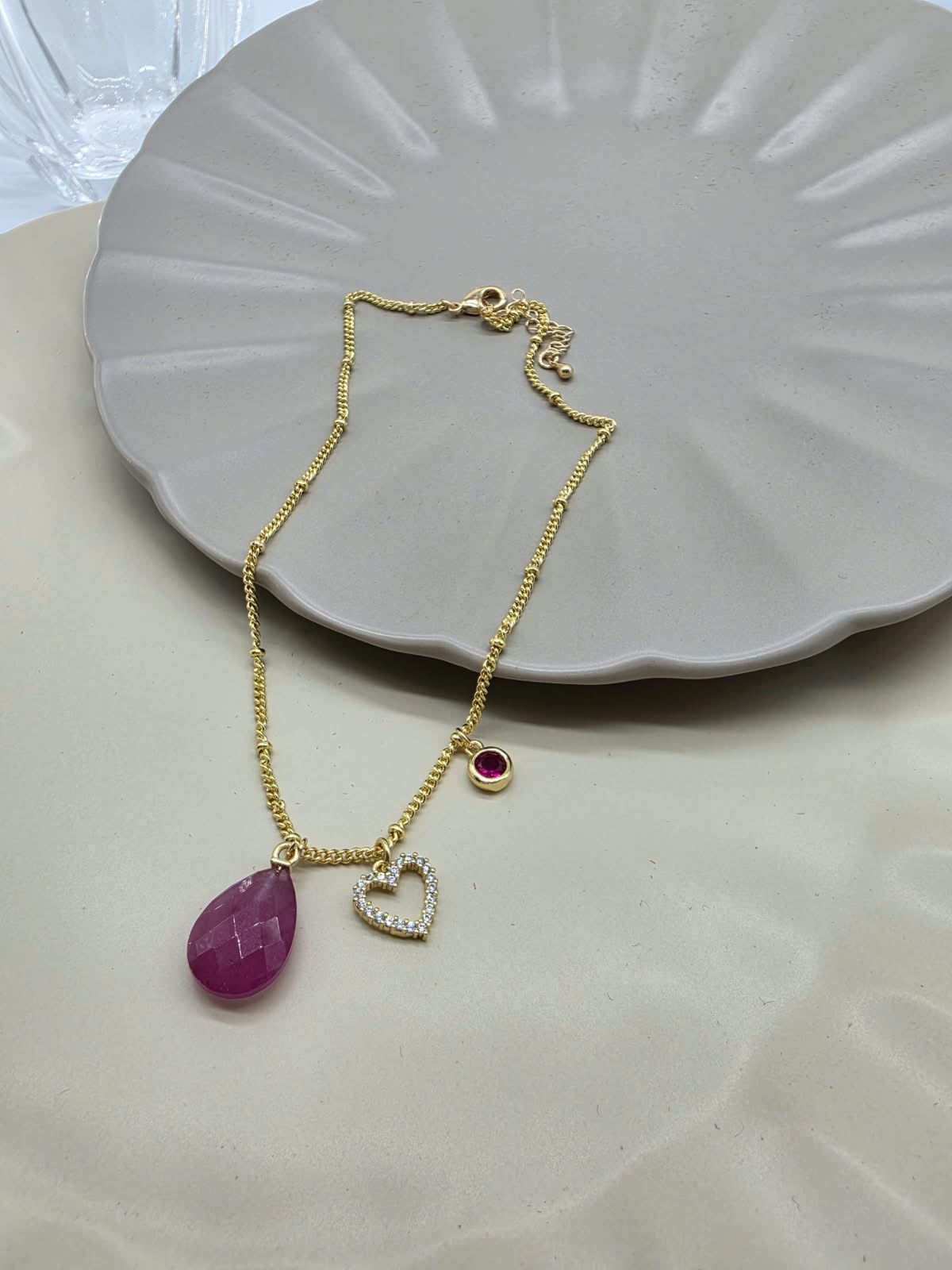 Collar gota fuchsia.