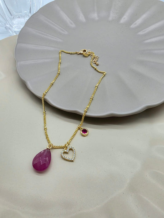 Collar gota fuchsia.