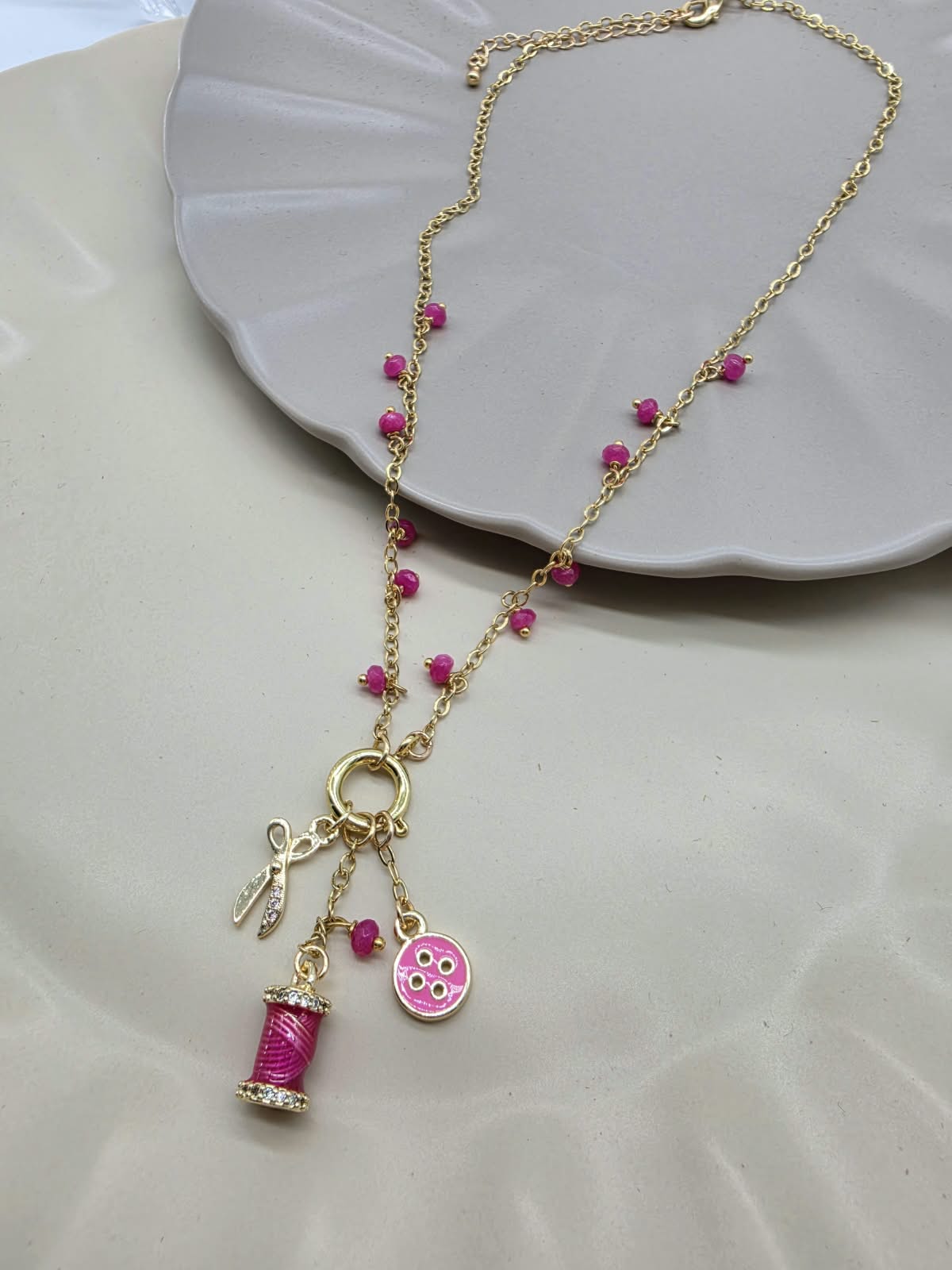 Collar fiusha dijes costura.