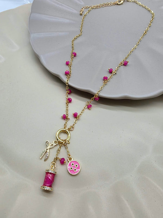 Collar fiusha dijes costura.