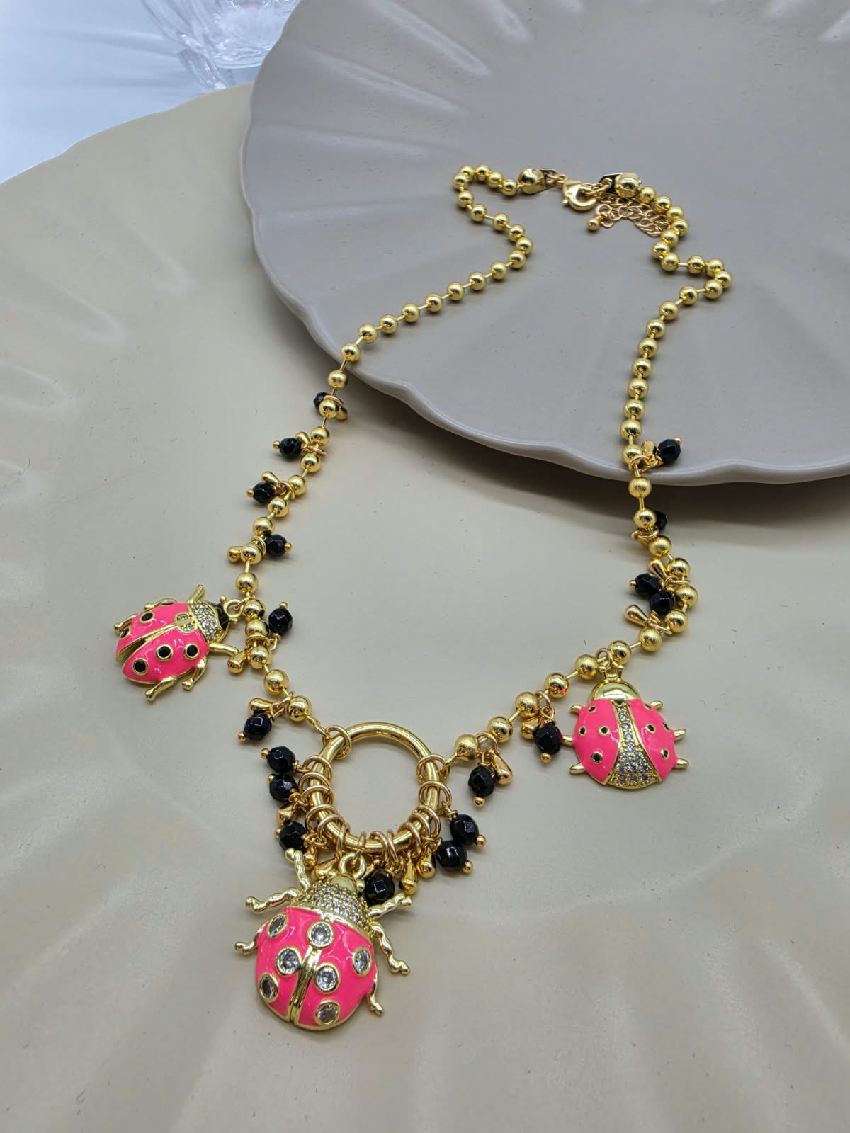 Collar dijes catarinas neon.