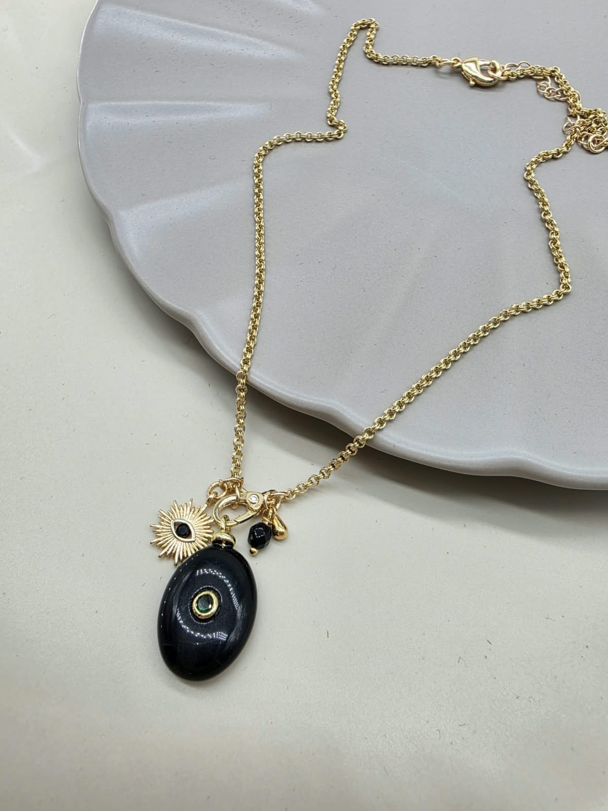Collar ojo agata negra.
