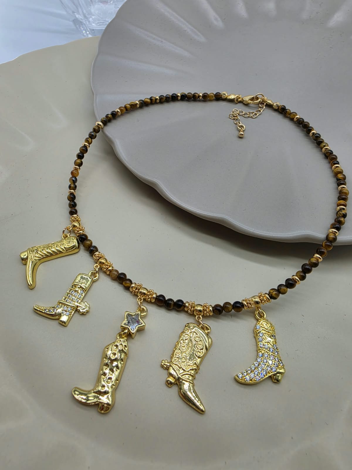 Choker ojo de tigre dijes botas.