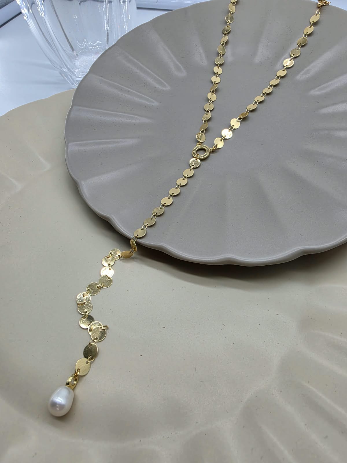 Collar en V lentejuela perla