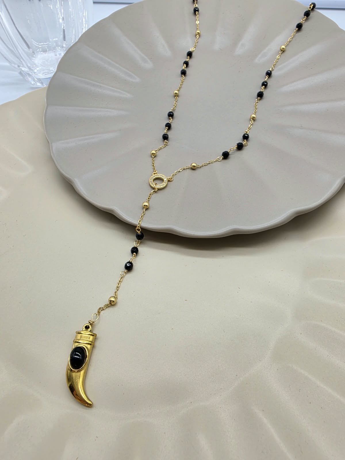 Collar en V onix cuerno.