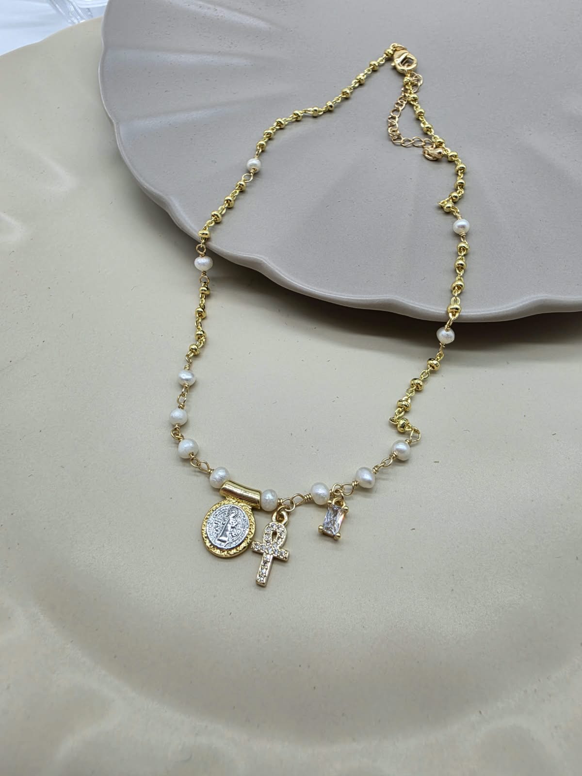 Collar dije san benito cruz zirconia, cadena y perlas.