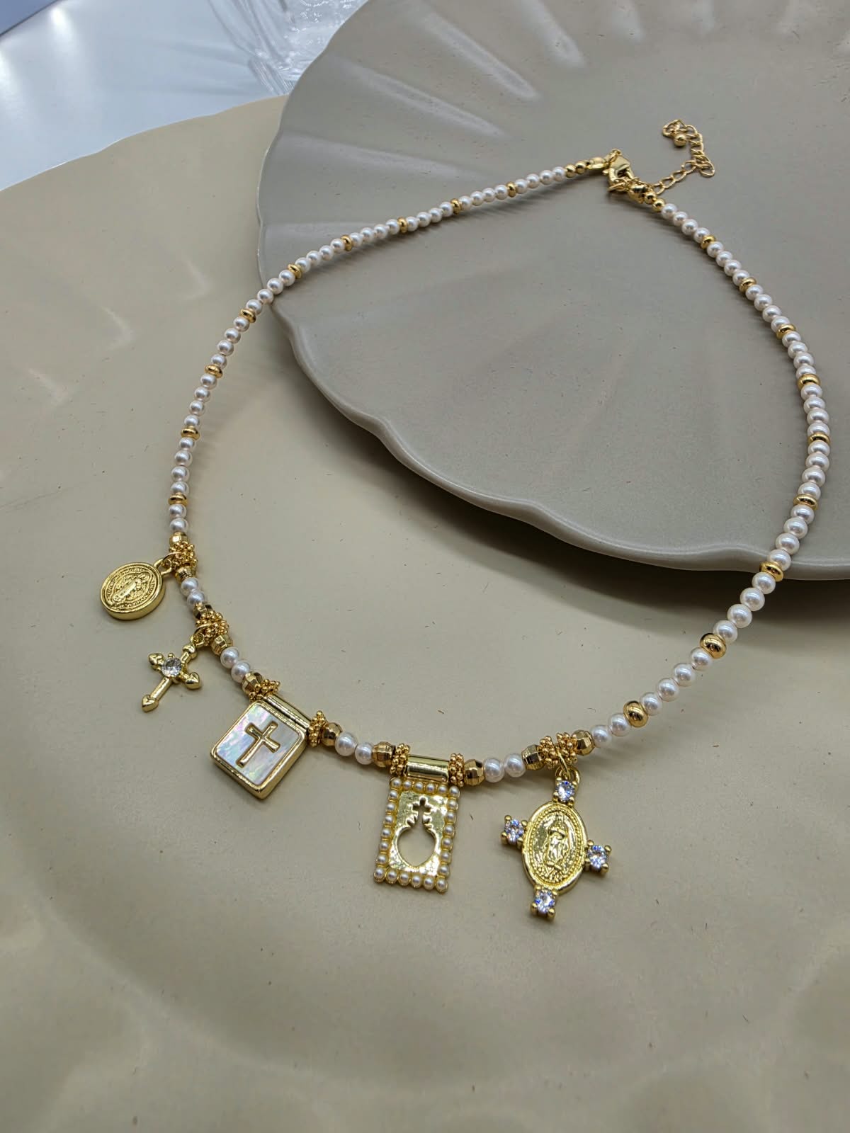 Choker 5 dijes escapulario cruz madre perla.