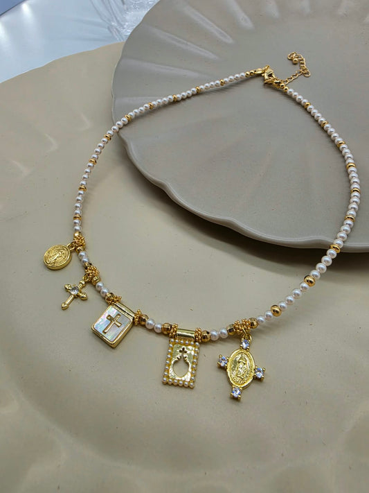Choker 5 dijes escapulario cruz madre perla.