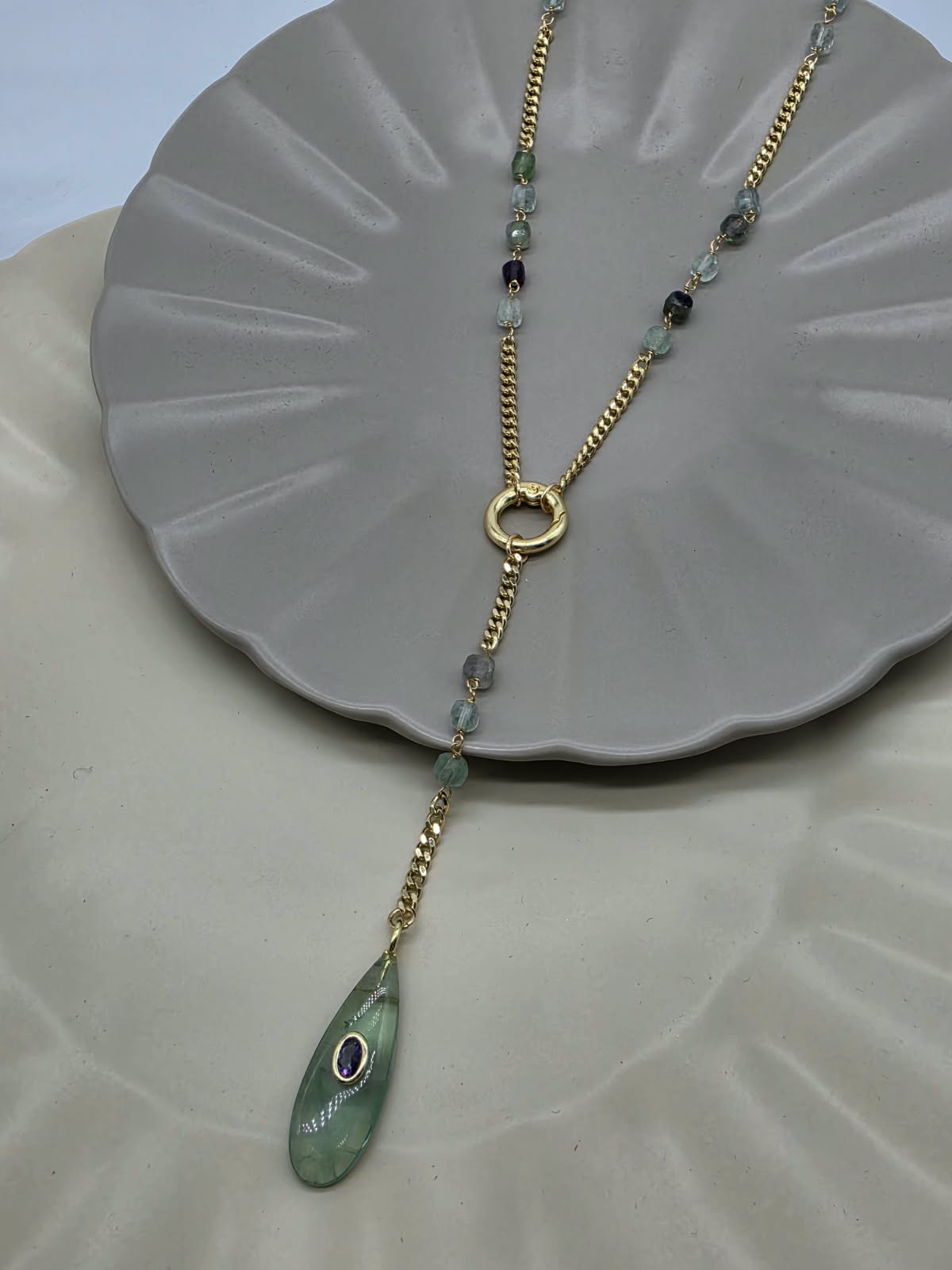 Collar en V piedra cubo gota flourita verde.