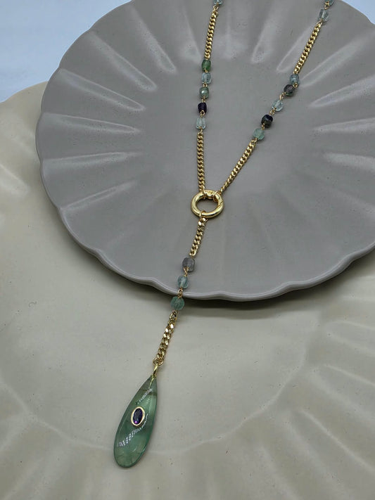 Collar en V piedra cubo gota flourita verde.