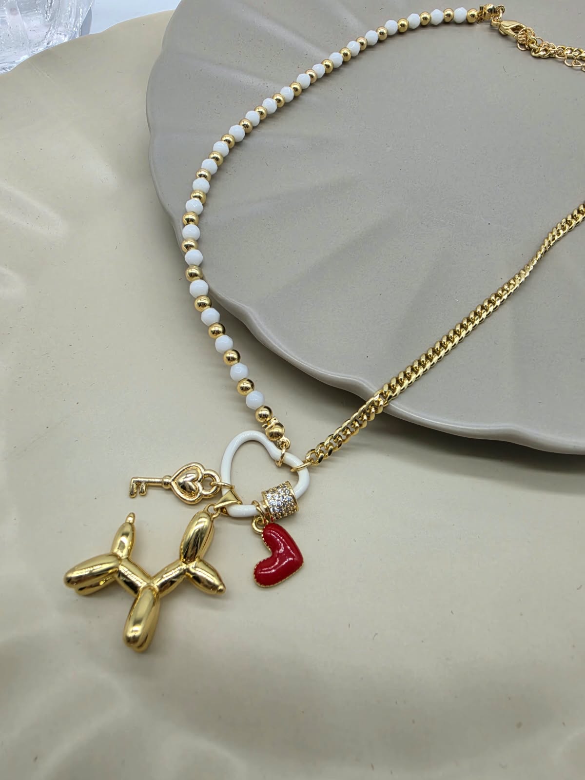Collar broche corazon blanco perrito liso dijes.
