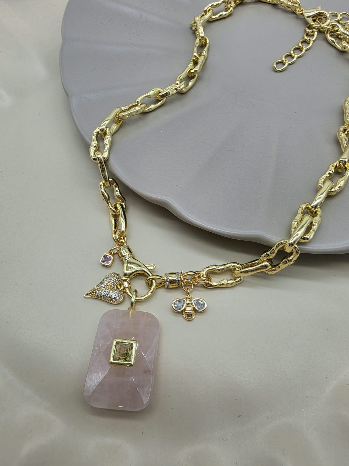 Collar broche cuarzo rosa cuadrado dijes.