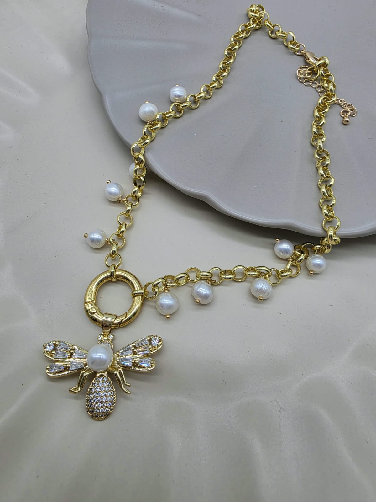 Collar perlas bicho zirconia.