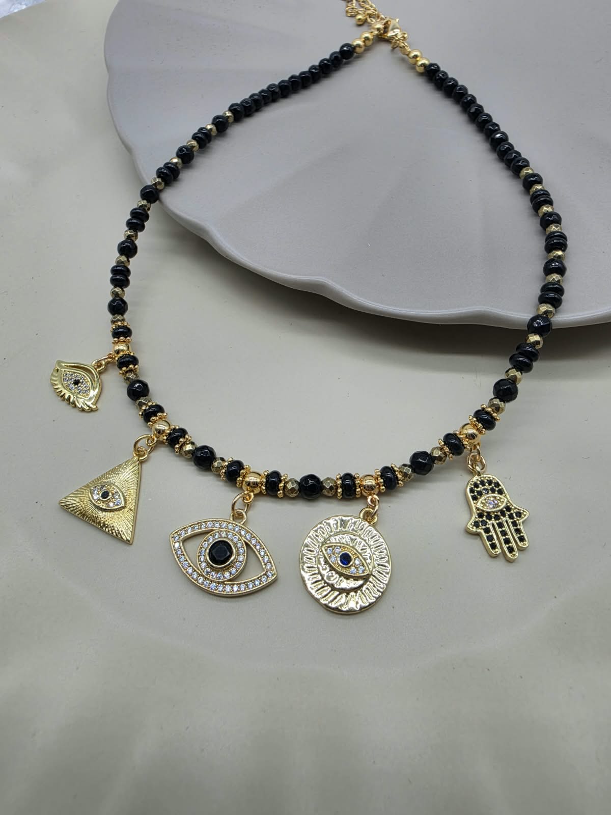 CHOKER ONIX OJOS VARIOS DIJES