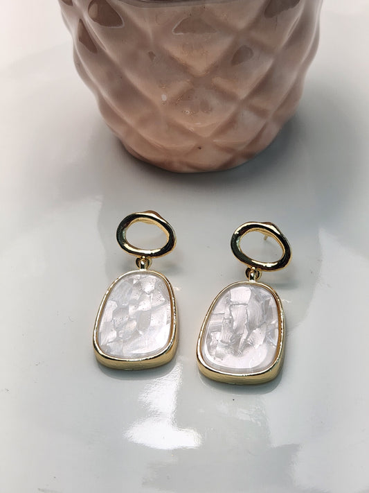 Arete doble circulo liso y cuadro madre perla.