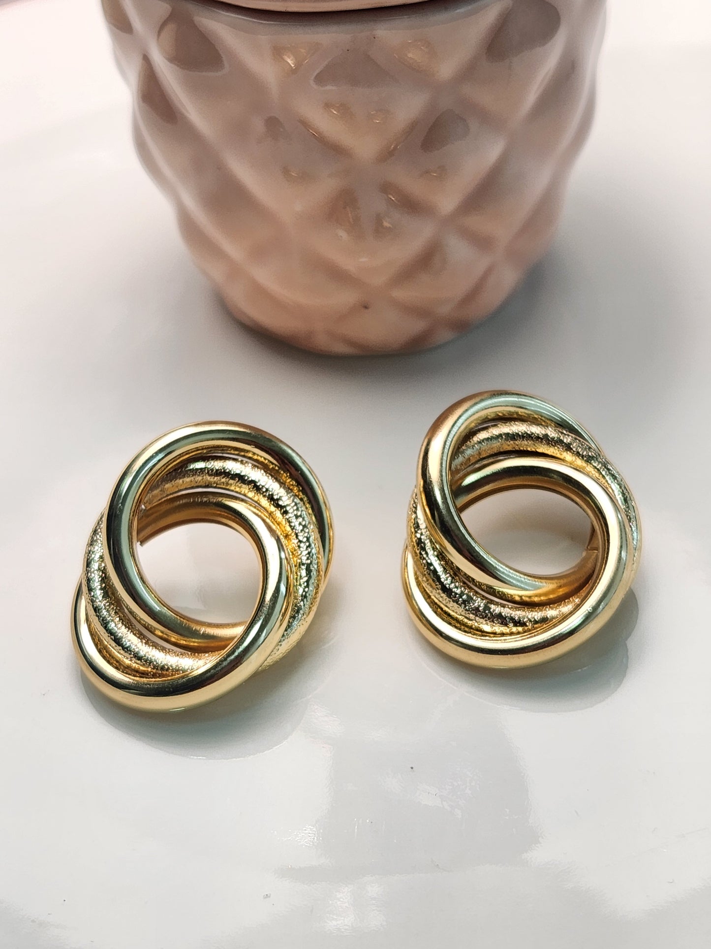 Arete nudo brillante.