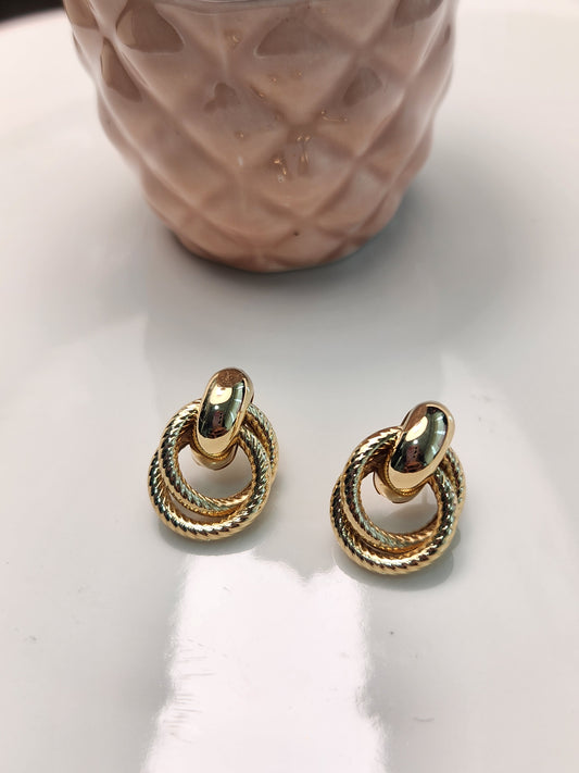 Arete nudo chico con rayas
