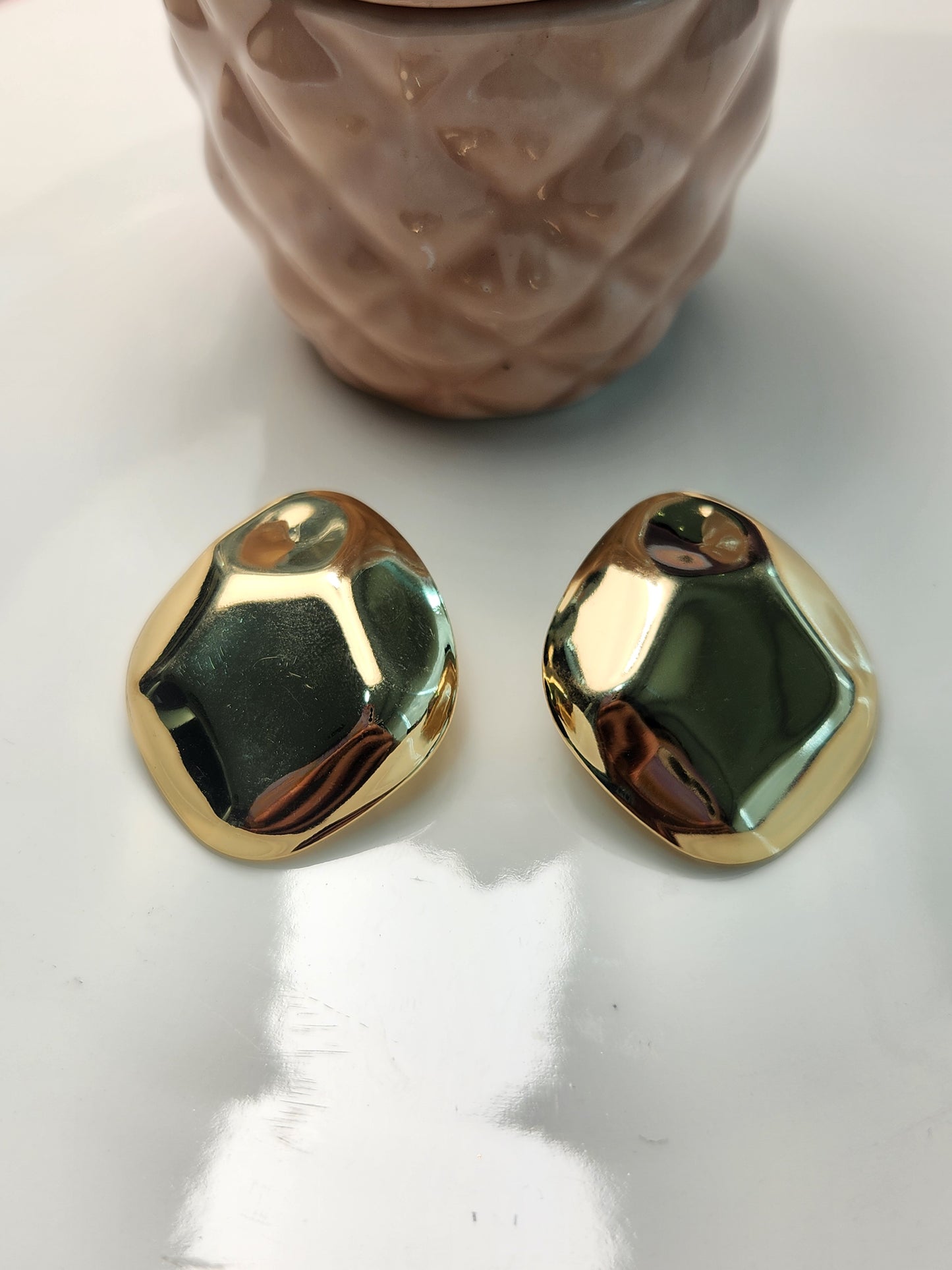 Arete oval martillado liso chunky