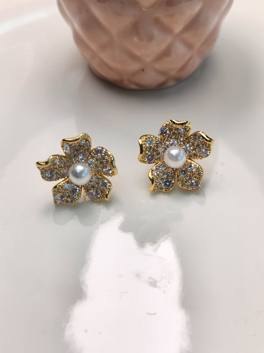 Arete flor zirconia perla centro.