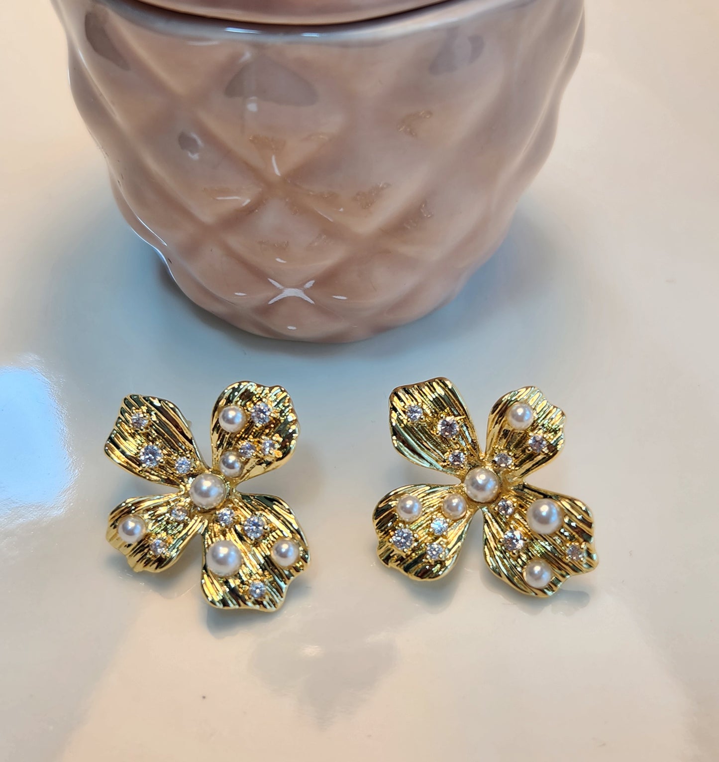 Arete flor 4 petalos con perlas