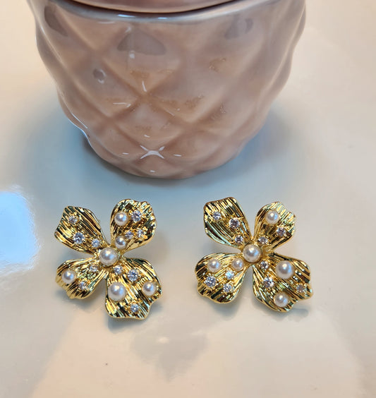 Arete flor 4 petalos con perlas