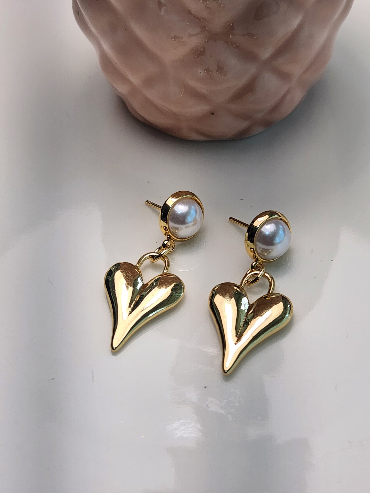Arete boton perla con corazon colgando