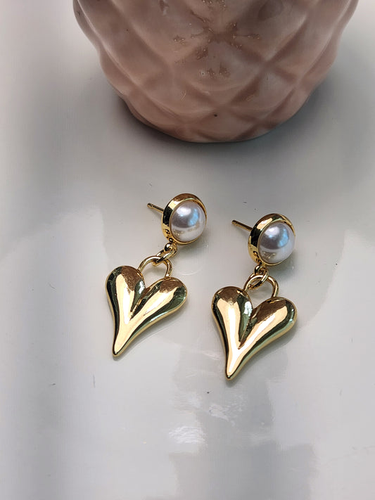 Arete boton perla con corazon colgando