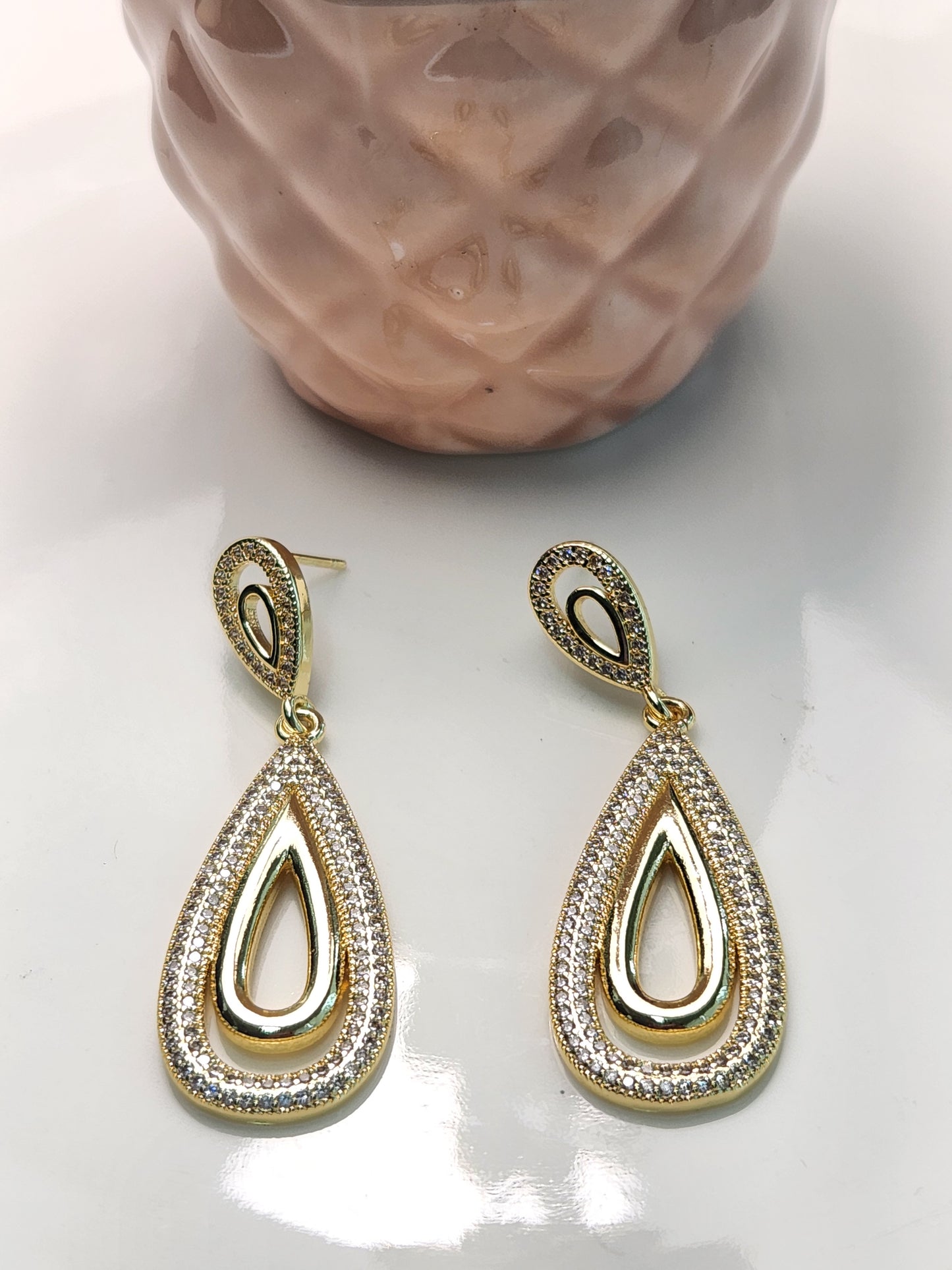 Arele largo gota zirconia.