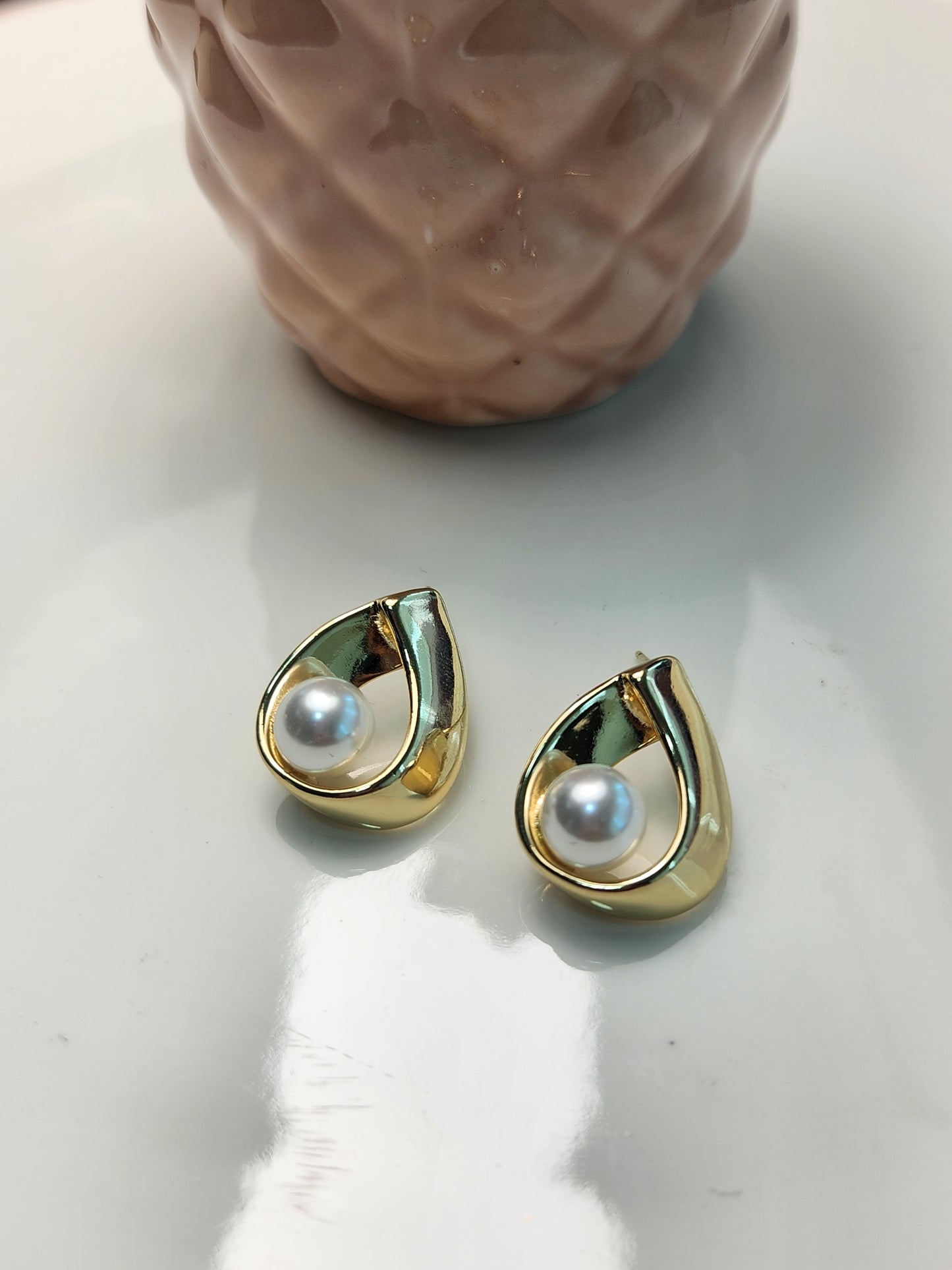 Arete gota lisa con perla sintetica