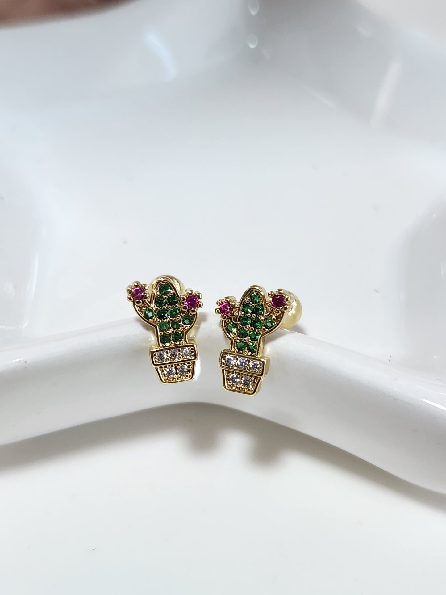 Broquel cactus verde zirconia.