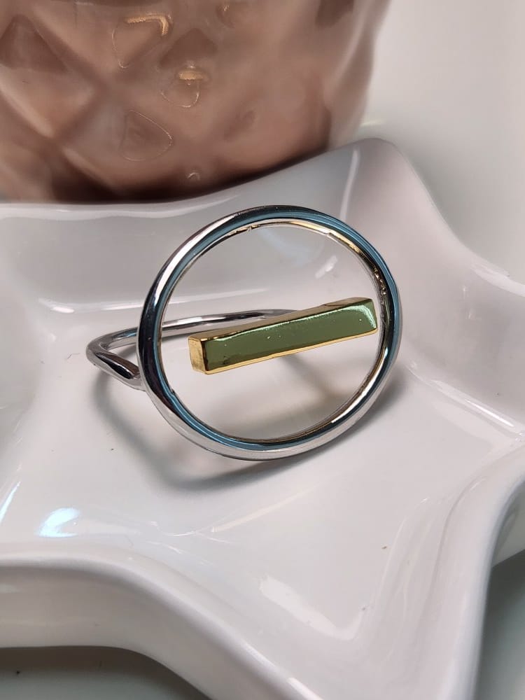 Anillo circulo liso rodio con linea chapa de oro