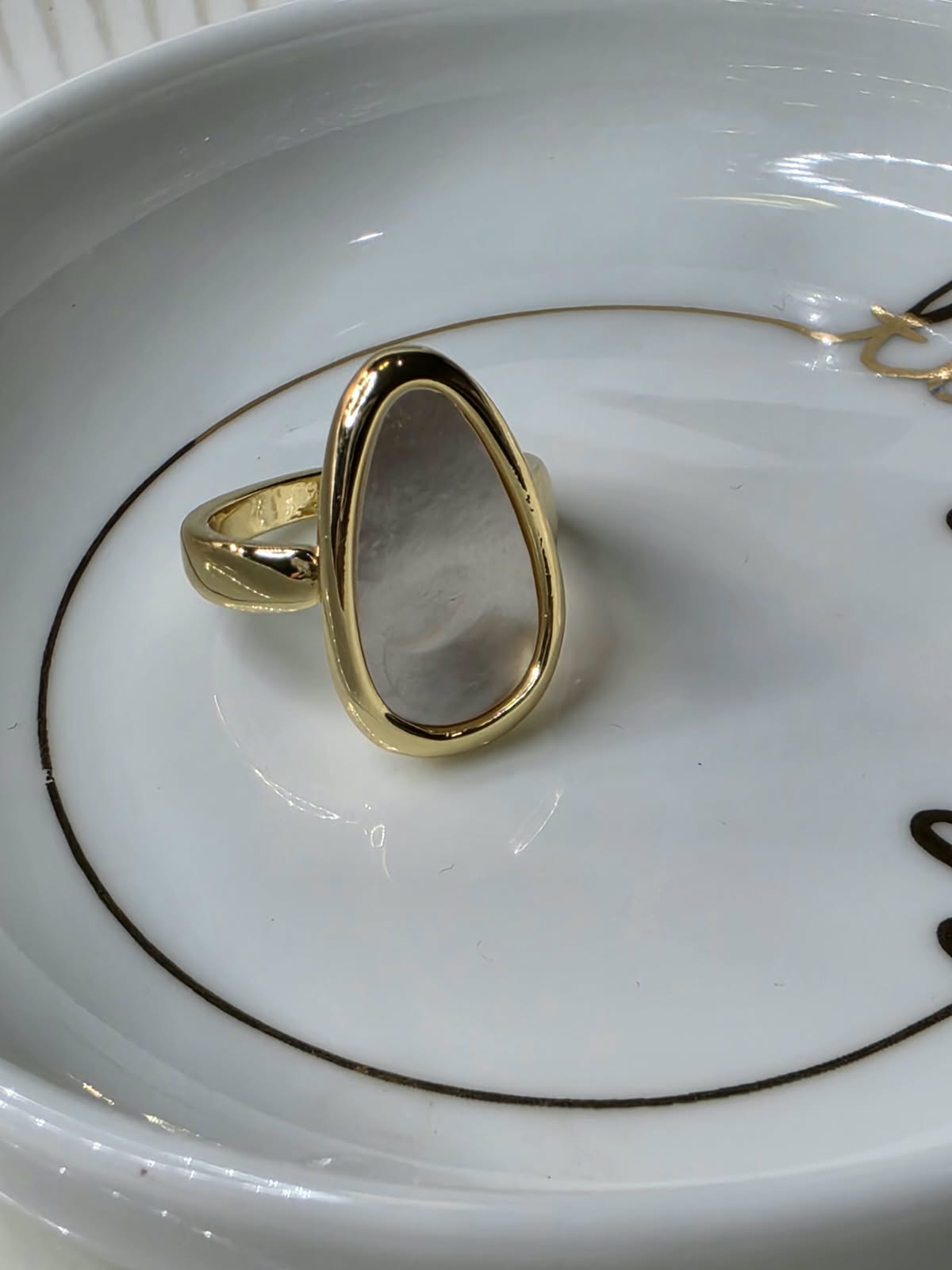 ANILLO OVAL MADRE PERLA