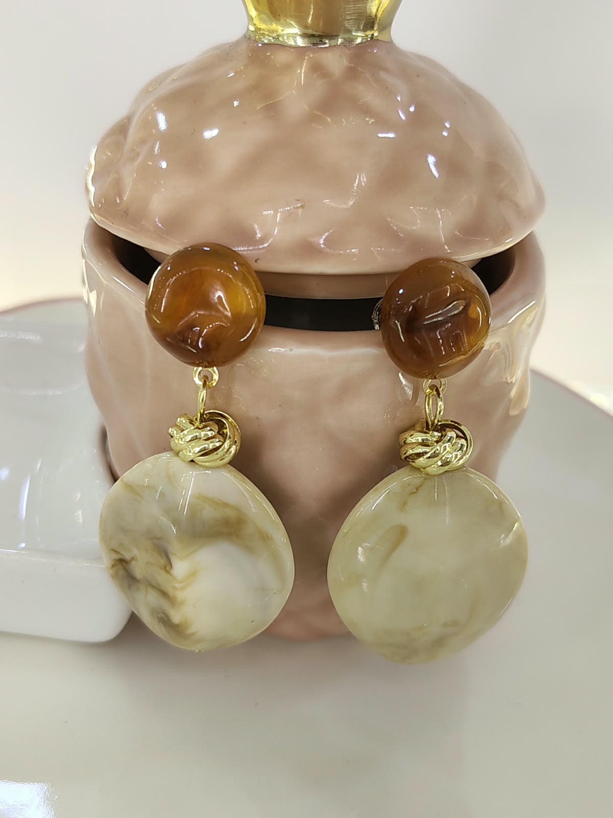 ARETE GOTA BEIGE ACRILICO