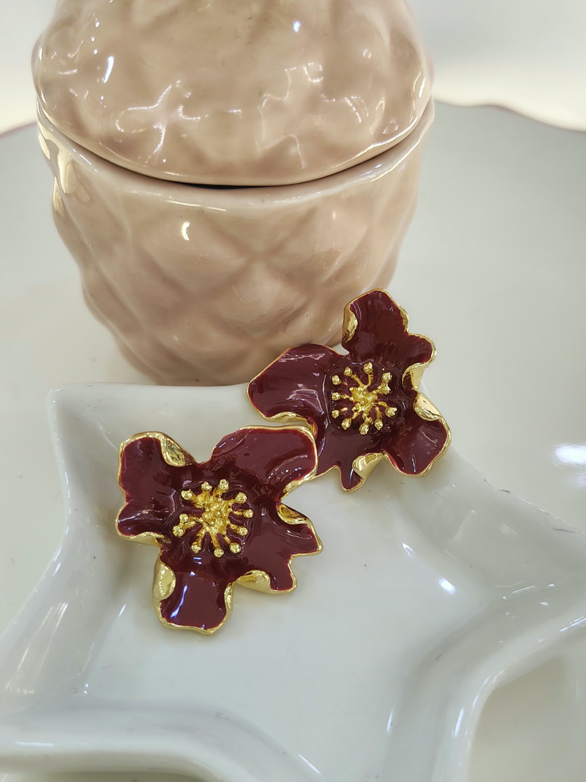 ARETE FLOR ESMALTADA VINO