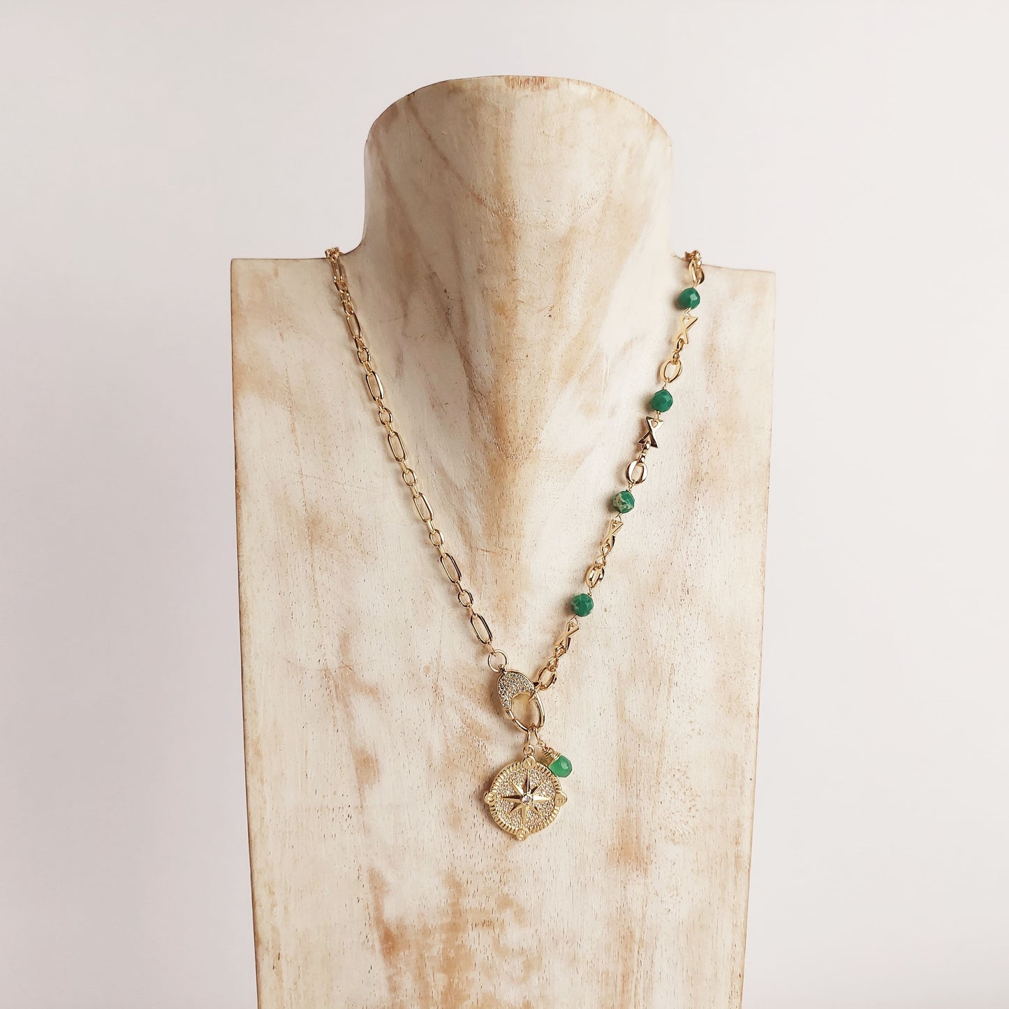 COLLAR CADENA X ENGARZADA PIEDRA VERDE NATURAL, MITAD CADENA DIJE BROCHE PERICO ZIRCONIAS DIJE BRUJULA EN CHAPA DE ORO