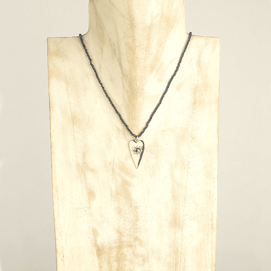 Collar de piedras negras con corazón y ojo turco