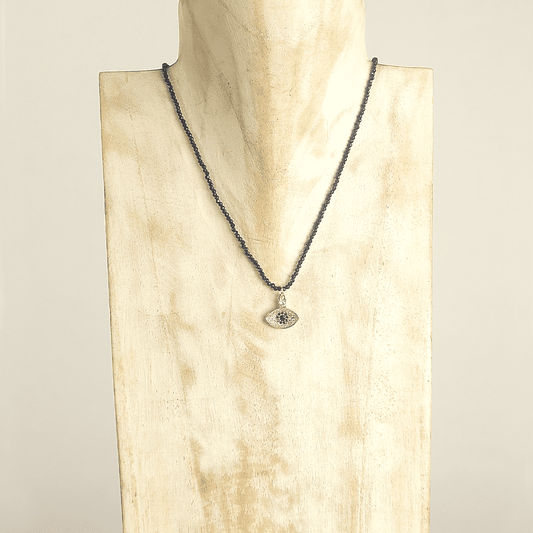 Collar de piedras negras con ojo turco